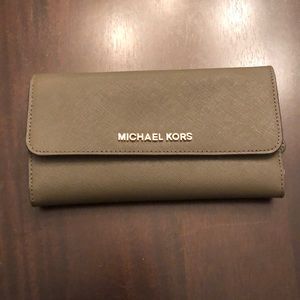 Michael Kors olive green wallet